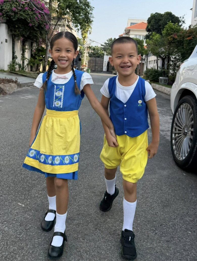 Lisa và Leon mặc trang phục truyền thống của quê nội Thụy Điển.