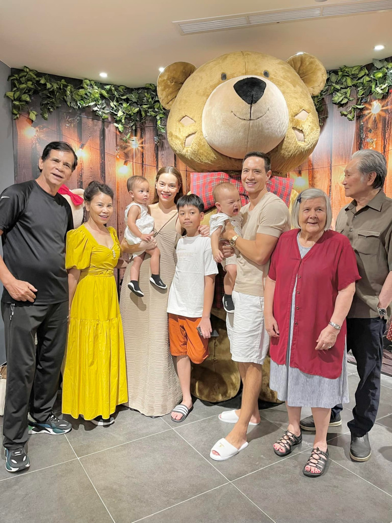 Bố mẹ chồng của Hồ Ngọc Hà chụp ảnh cùng gia đình thông gia.