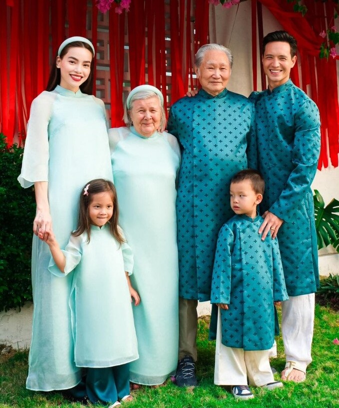 Hồ Ngọc Hà có mối quan hệ gần gũi, tình cảm với bố mẹ chồng.