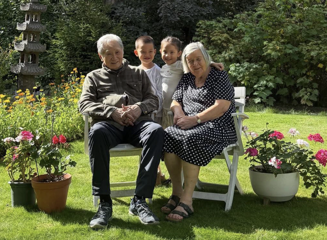 Lisa - Leon rất thân thiết và tình cảm bên ông bà nội.