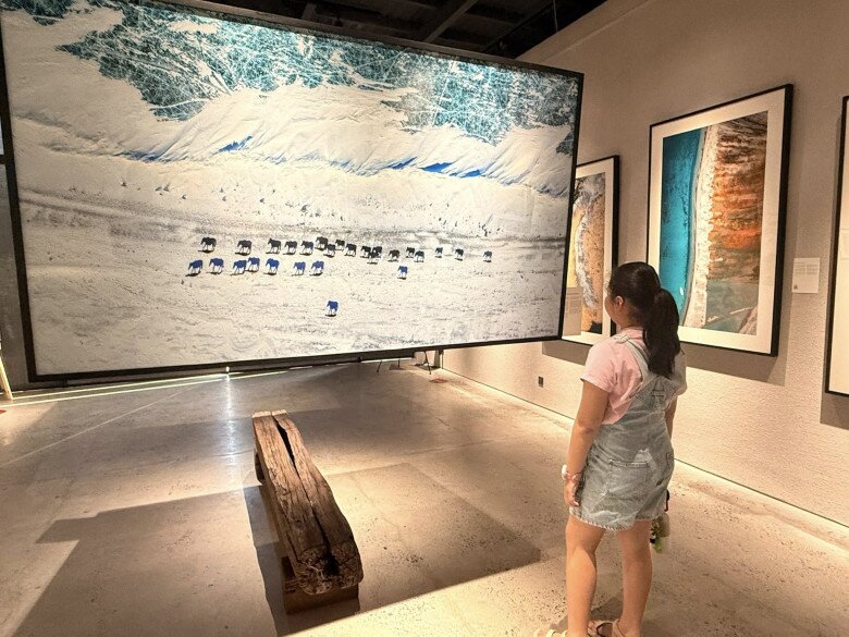 Ái nữ thứ 2 của Hương Giang cũng bị thu hút bởi tranh nghệ thuật.