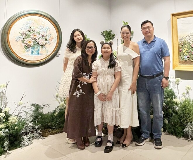 Gia đình Hoa hậu Hương Giang đi xem triển lãm vào cuối tuần.