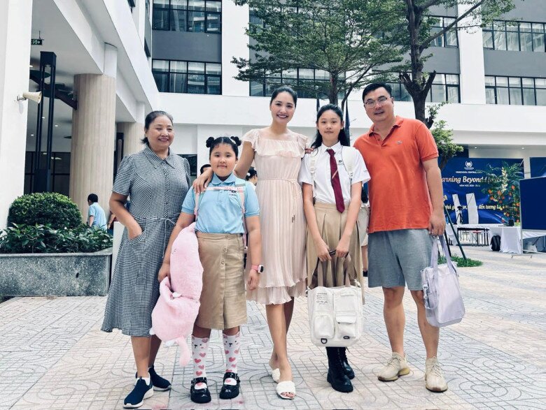 2 ái nữ của nàng hậu học trường quốc tế.