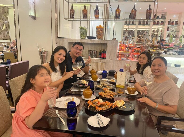 Hương Giang hiện tập trung chăm sóc gia đình và kinh doanh riêng.