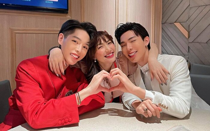 Erik (áo trắng) cũng rất ủng hộ chuyện tình cảm của Hòa Minzy.