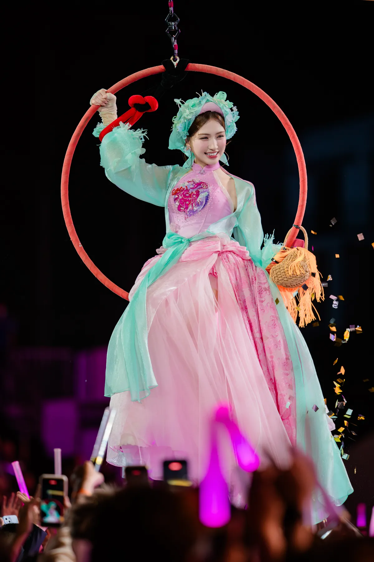 Hòa Minzy rạng rỡ trên sân khấu.