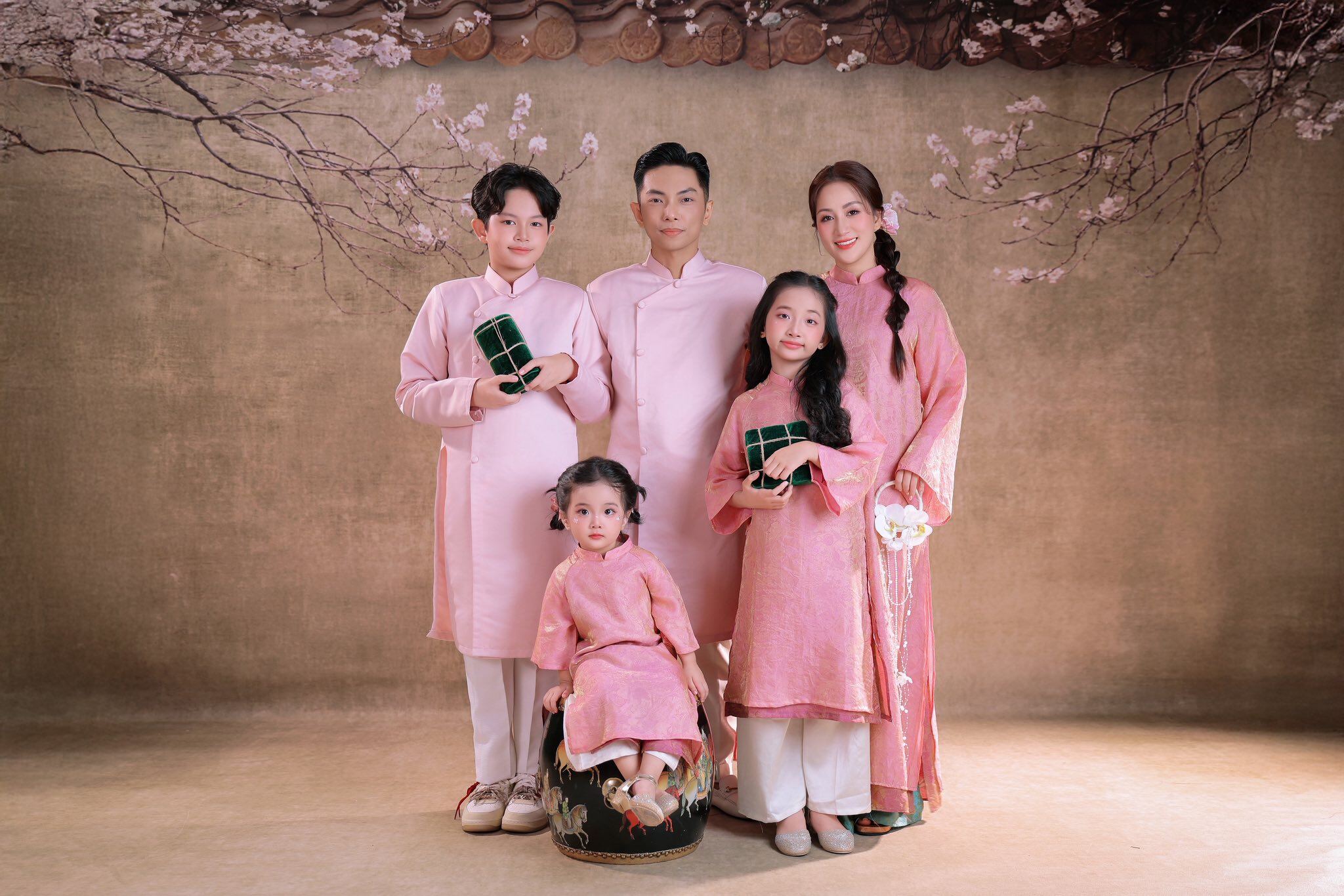 Gia đình Khánh Thi - Phan Hiển tung bộ ảnh đón Tết.