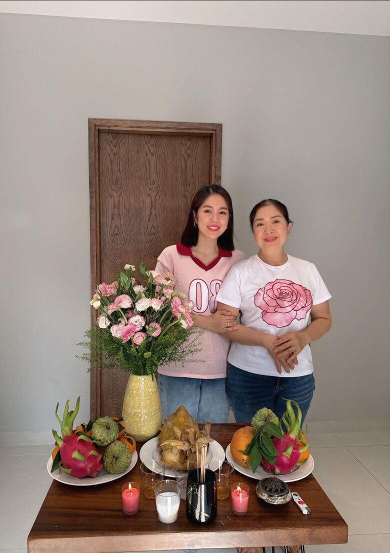 Mẹ ruột của Lê Phương cũng có mặt để chung vui cùng con gái.