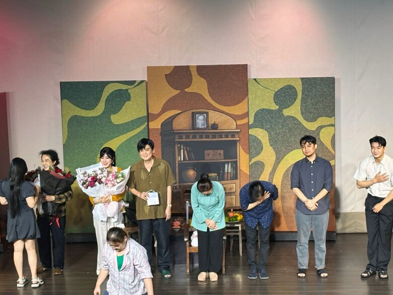 Nữ diễn viên đắt show đóng phim, diễn kịch.