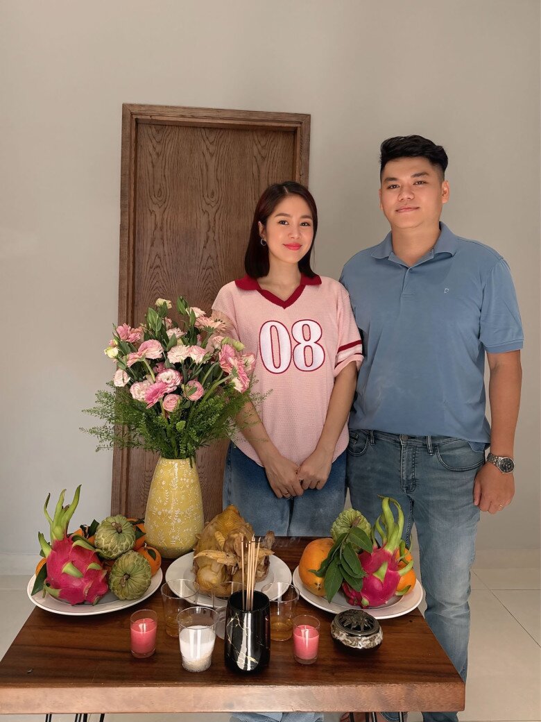 Lê Phương và ông xã Trung Kiên làm lễ cúng trong cơ ngơi mới.