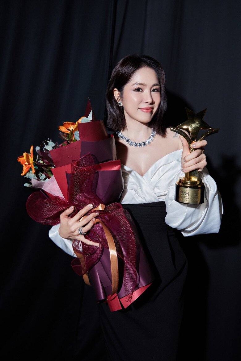 Lê Phương nhận giải thưởng diễn xuất tại Ngôi Sao Xanh 2025.