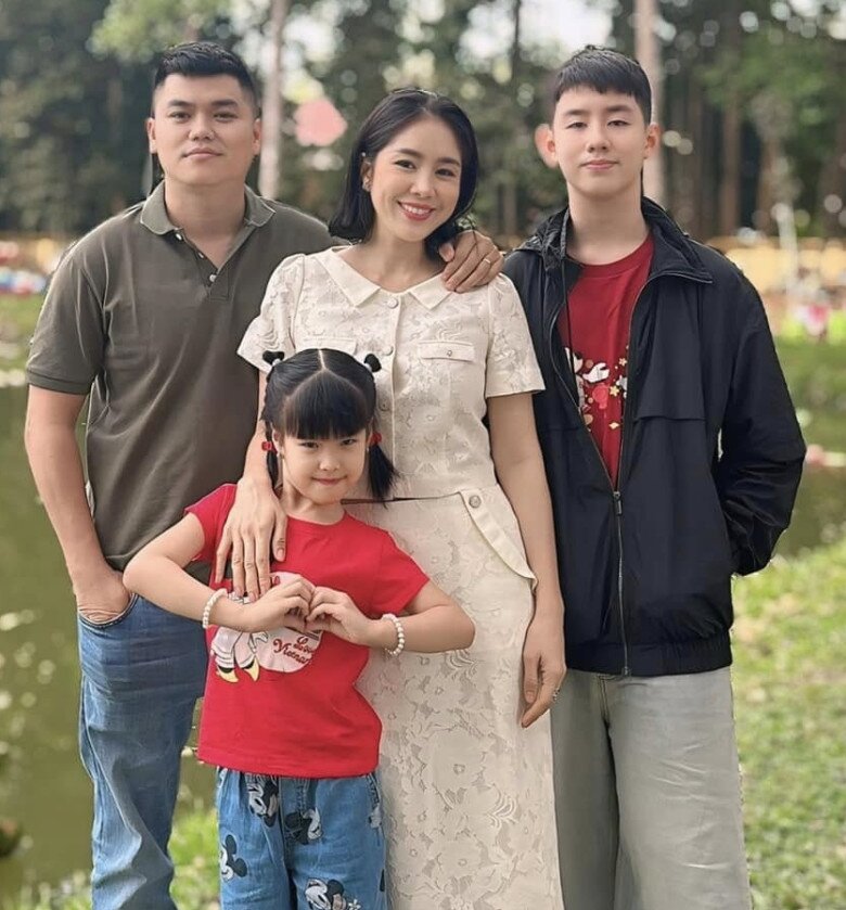 Lê Phương hiện có cuộc sống viên mãn bên ông xã Trung Kiên và 2 con.