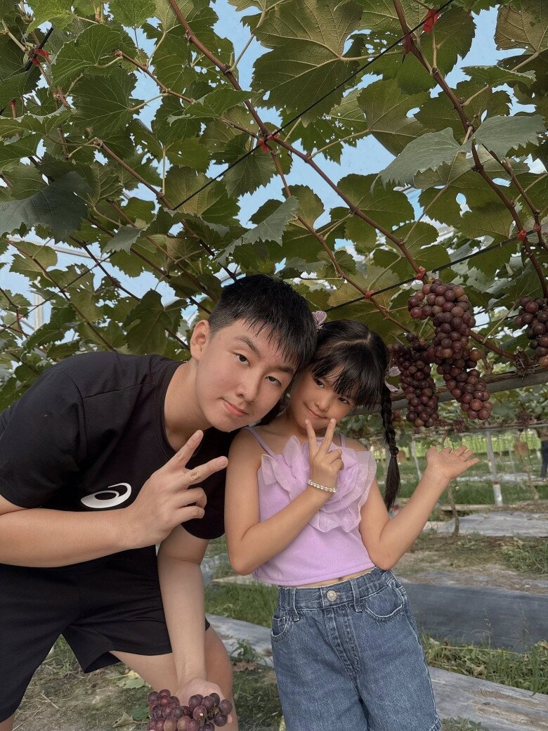 2 con của Lê Phương rất hòa thuận, thân thiết bên nhau.