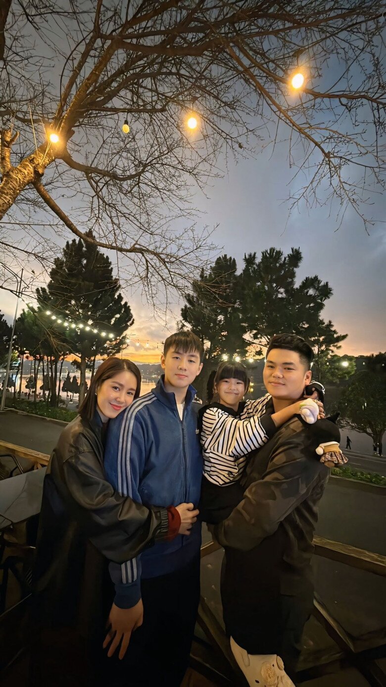 Lê Phương và Trung Kiên bên 2 con đủ nếp, đủ tẻ.