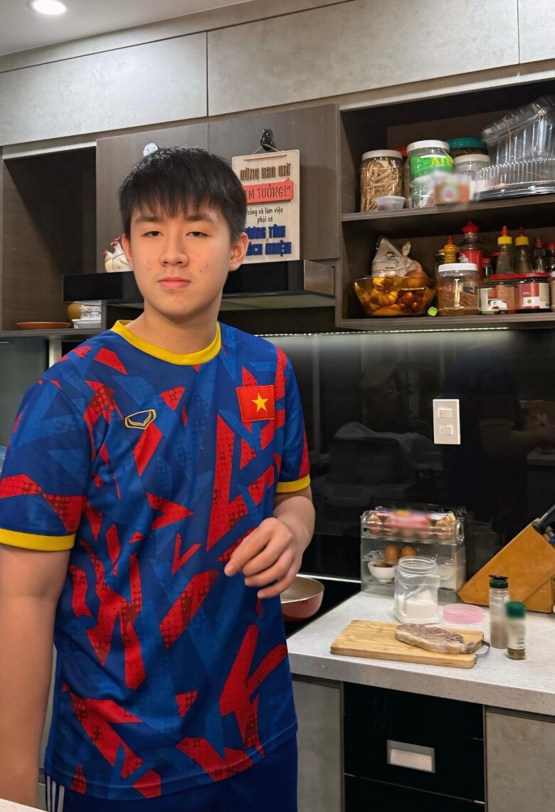 Cà Pháo ở nhà nấu ăn để chúc mừng mẹ chiến thắng giải thưởng.