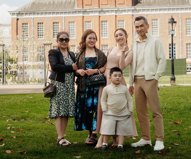 Vợ chồng Chi Bảo chụp ảnh cùng mẹ trong chuyến du lịch ở UK.