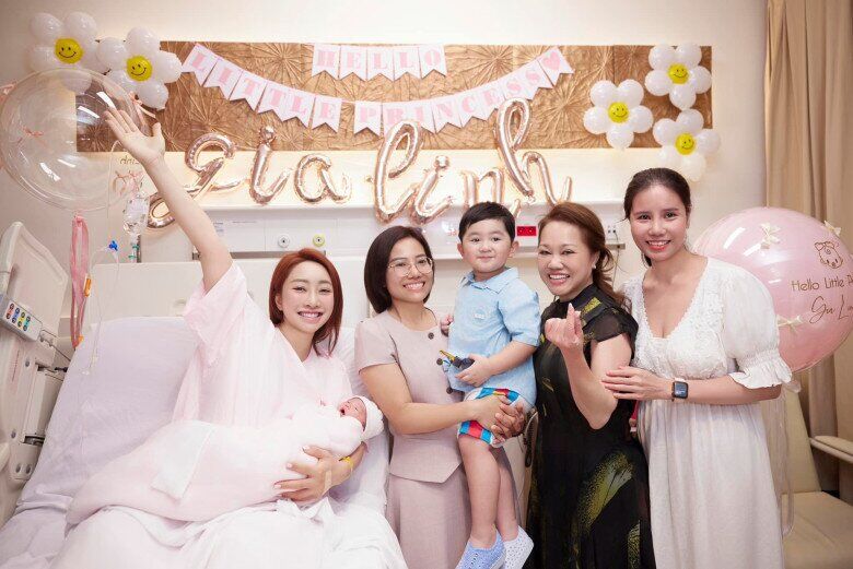 Bà Hiền về Việt Nam khi con gái sinh em bé thứ 2.