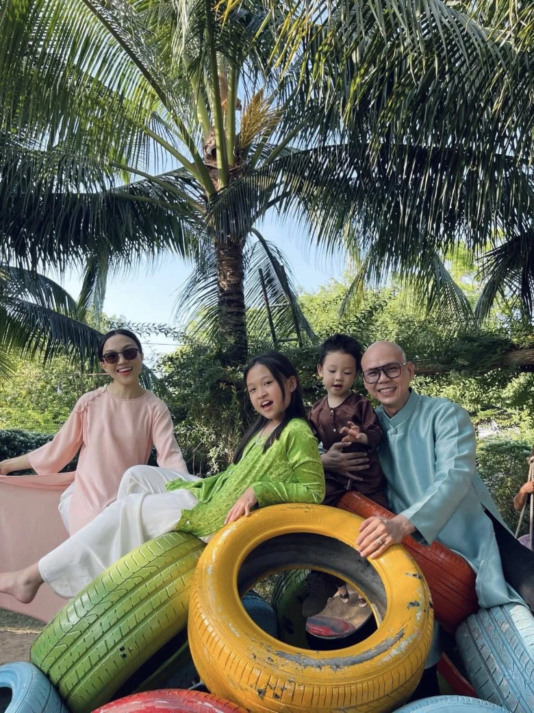 Nam ca sĩ có 2 con đủ nếp, đủ tẻ.