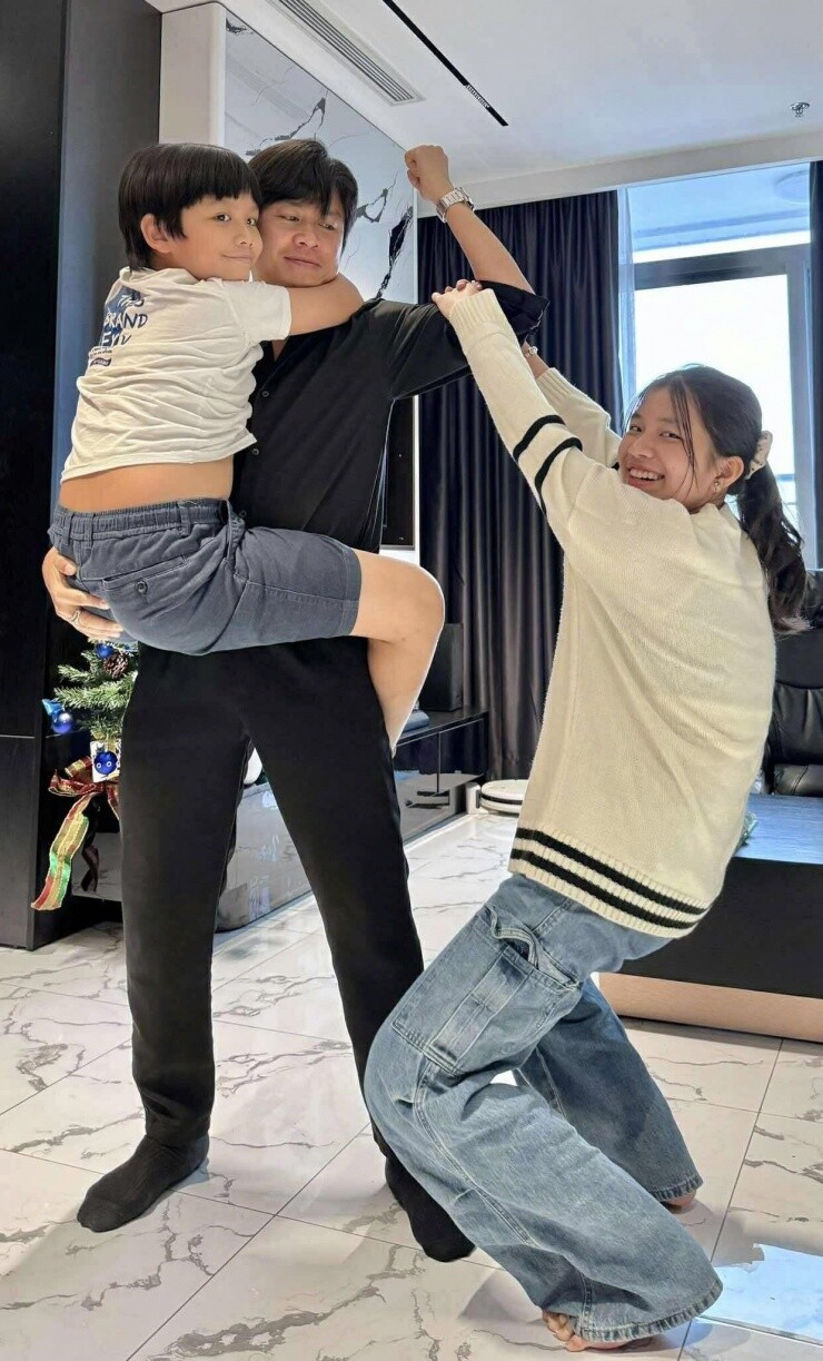 Nguyễn Văn Chung thường chia sẻ những khoảnh khắc đáng yêu của 2 con trên mạng xã hội.