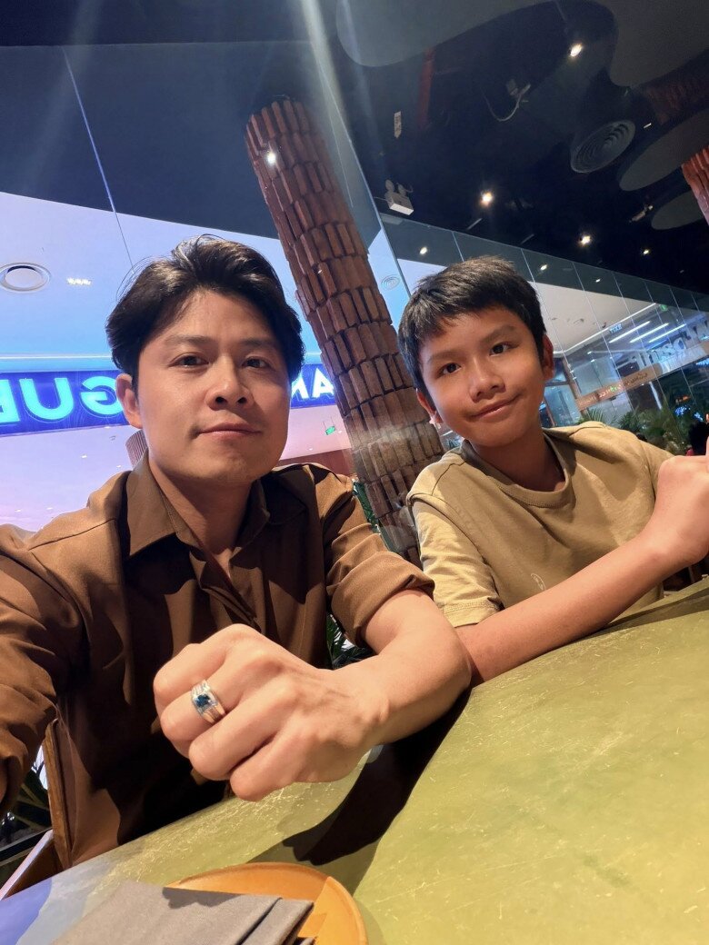 Nam nhạc sĩ thường cùng con trai đi ăn uống, vui chơi sau mỗi chuyến công tác.