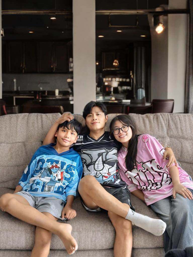 Nam nhạc sĩ bên 2 con Suri và Pu.