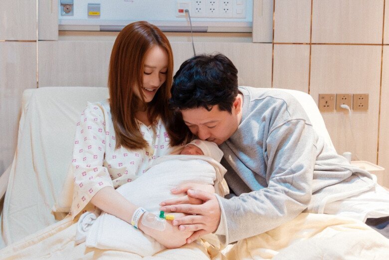 Trường Giang hạnh phúc khi thấy vợ và con bình an.