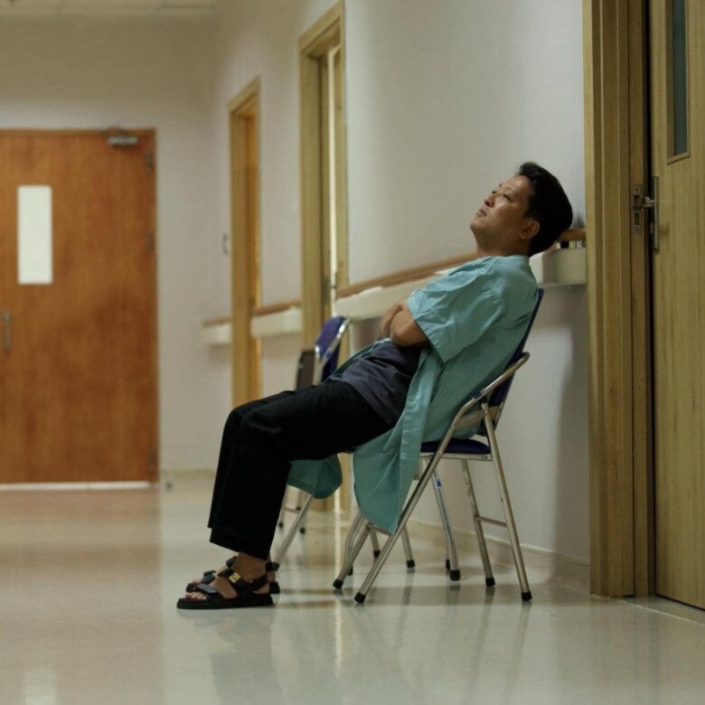 Trường Giang lo lắng khi ngồi chờ vợ ngoài phòng sinh.