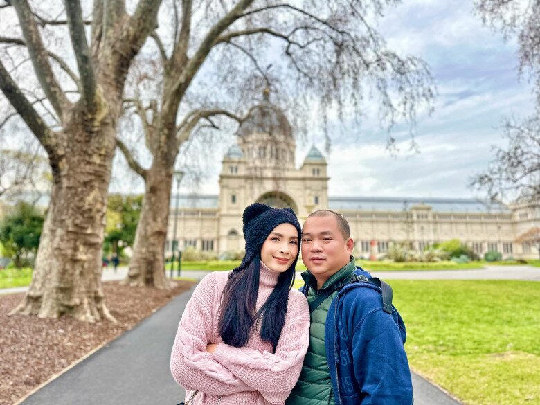 Nhạc sĩ Minh Khang và bà xã là siêu mẫu Thúy Hạnh cùng nhau đi du lịch.