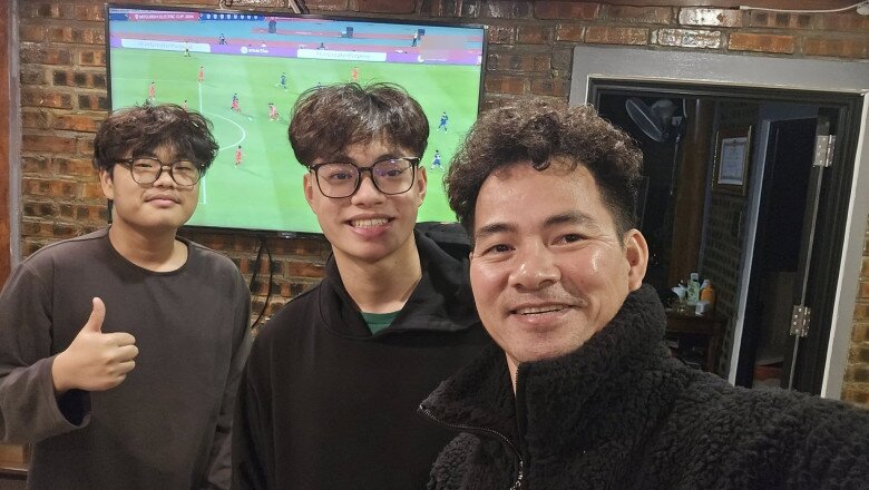 NSND Xuân Bắc chụp ảnh cùng 2 con trai lớn.