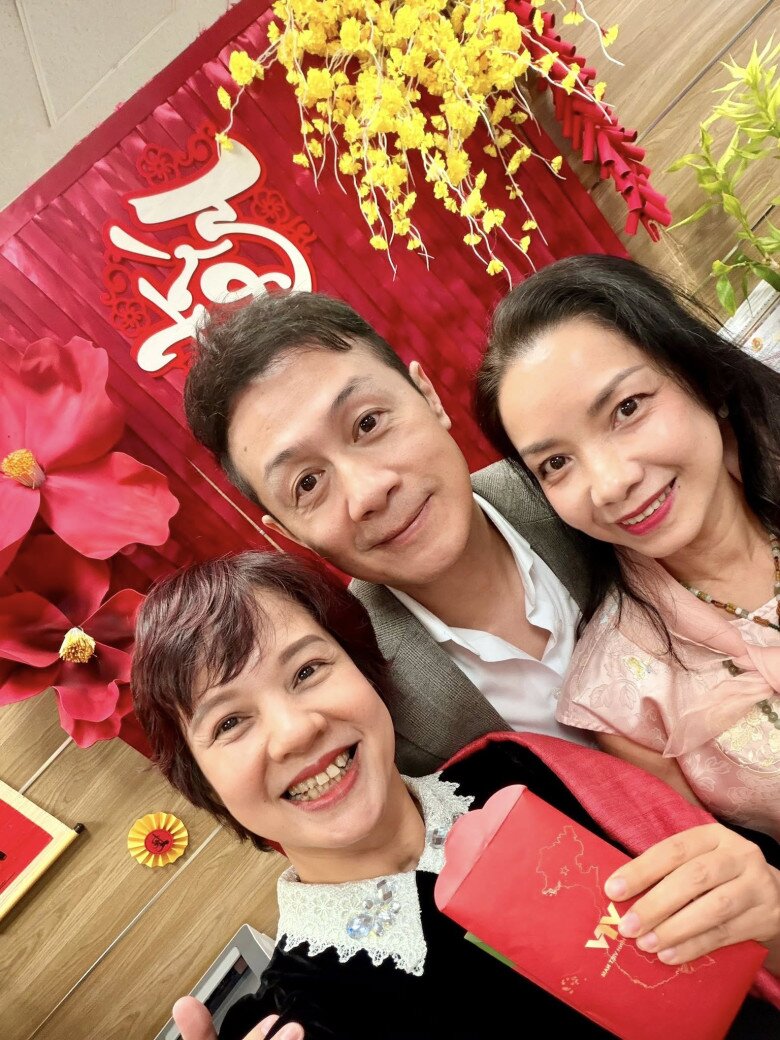MC Diễm Quỳnh bên những người bạn thân thiết ở nhà đài.