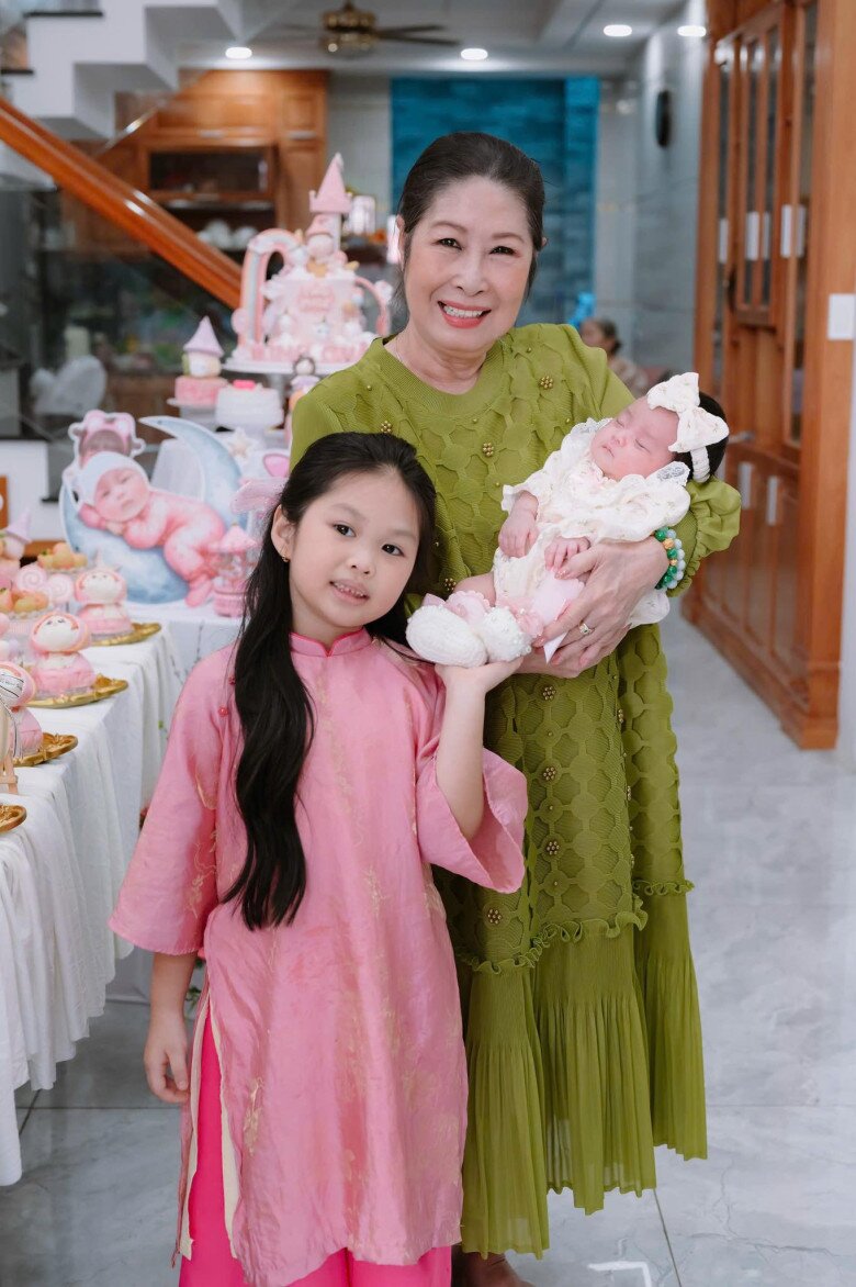 Nữ nghệ sĩ khoe 2 cháu nội là bản sao.