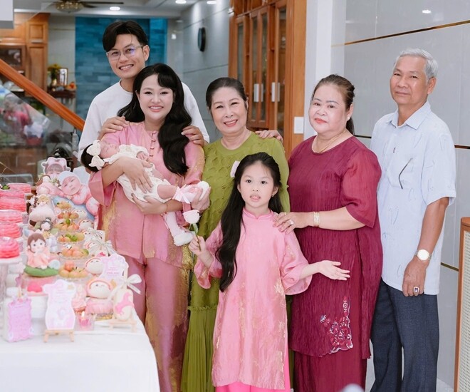 NSƯT Kim Phương hạnh phúc bên con cháu và ông bà thông gia.