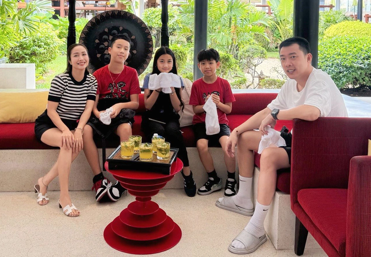 Gia đình Ốc Thanh Vân cùng đi du lịch để kỷ niệm 17 năm ngày cưới.