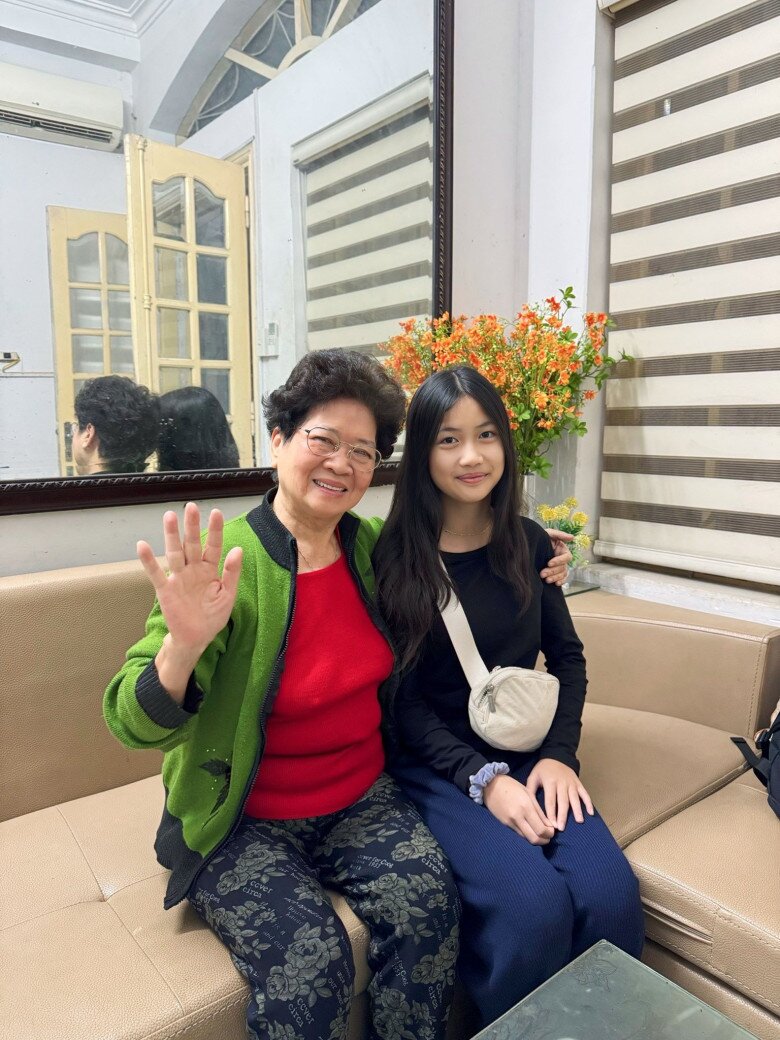 Cola sở hữu mái tóc đen dài nữ tính.