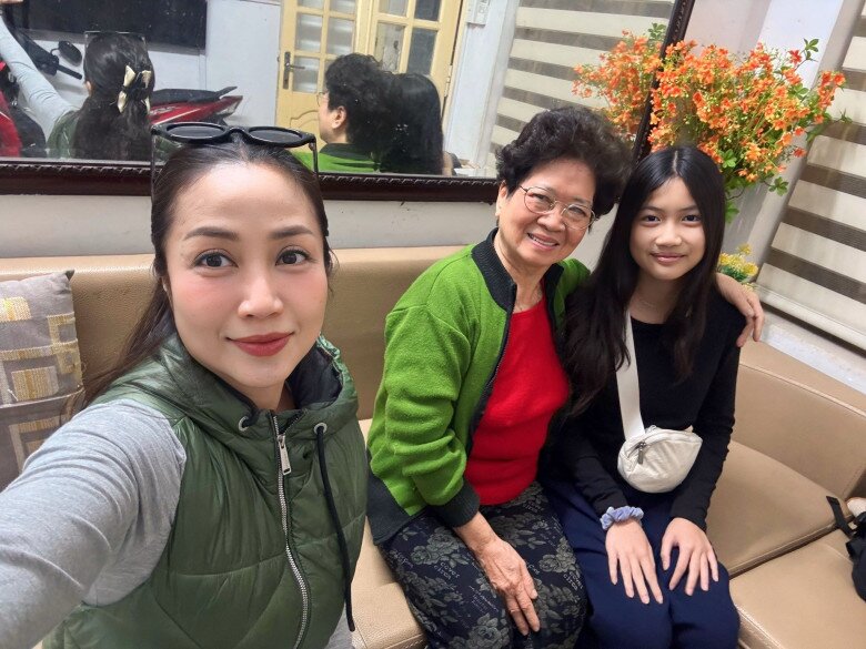 Ốc Thanh Vân và con gái chụp ảnh cùng người họ hàng thân thiết.