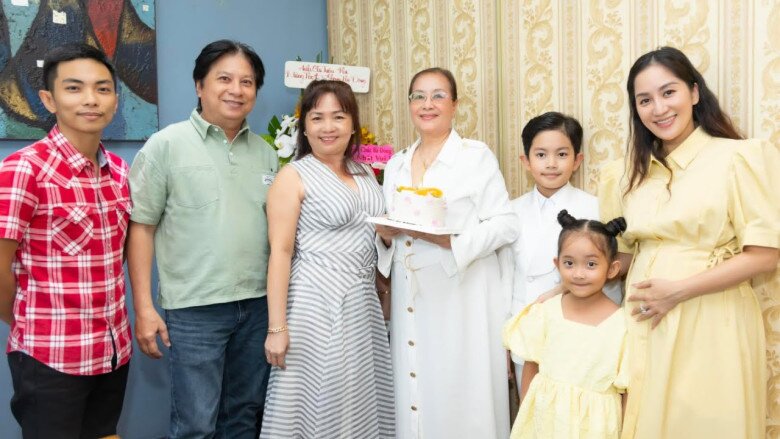 2 bên gia đình thông gia rất thân thiết, thường xuất hiện chung khung hình.