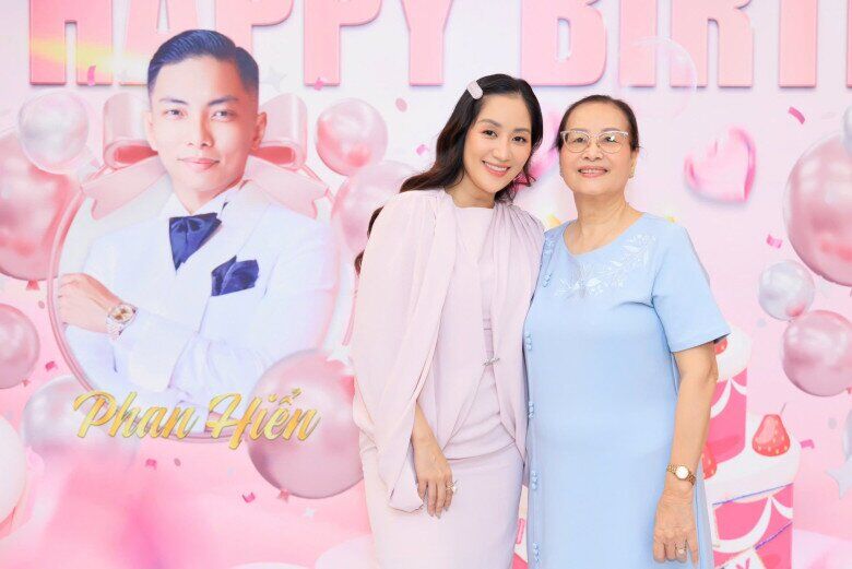 Khánh Thi thừa hưởng nhan sắc rạng rỡ của mẹ ruột.