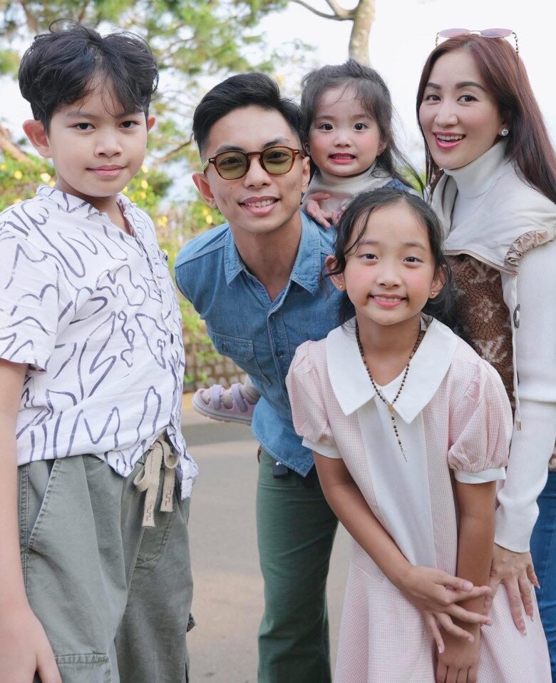 Gia đình đông con của Khánh Thi - Phan Hiển khiến nhiều người ngưỡng mộ.