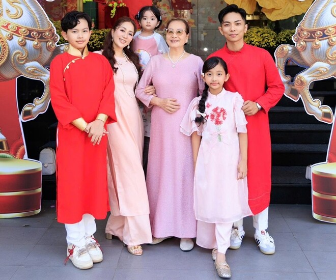 Mẹ ruột Khánh Thi chụp ảnh cùng con cháu vào dịp Tết Nguyên đán.