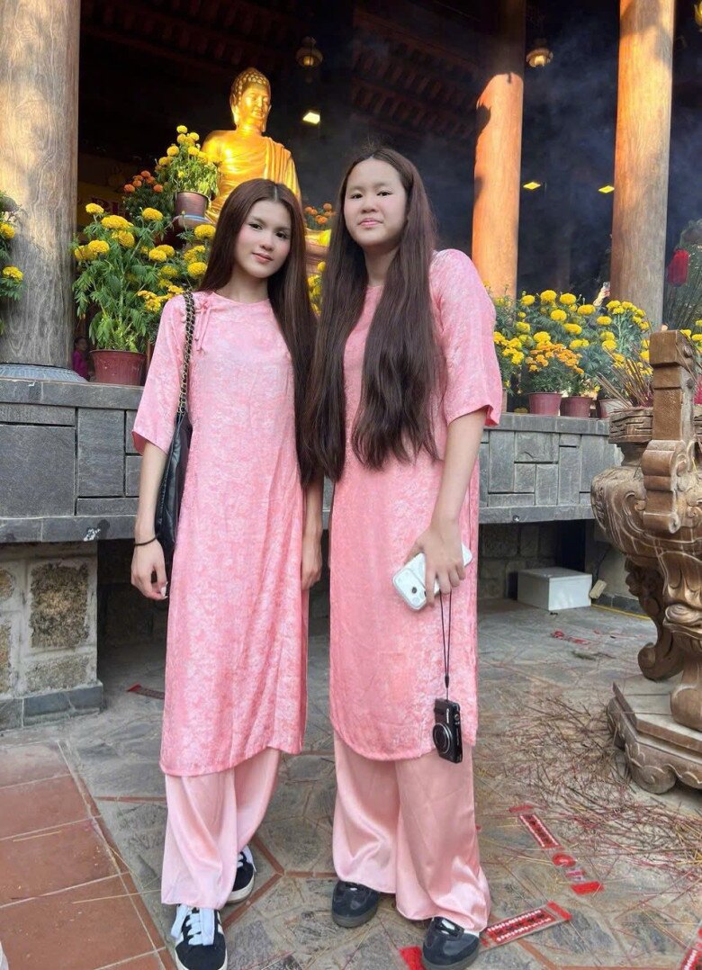 2 con gái sinh đôi của Phương Lê hiện 14 tuổi.