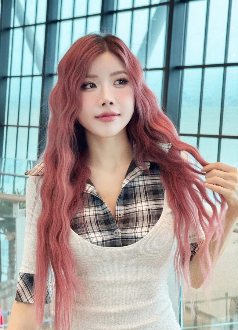 Trang Pháp nói được 4 thứ tiếng là Việt, Anh, Pháp, Tây Ban Nha.