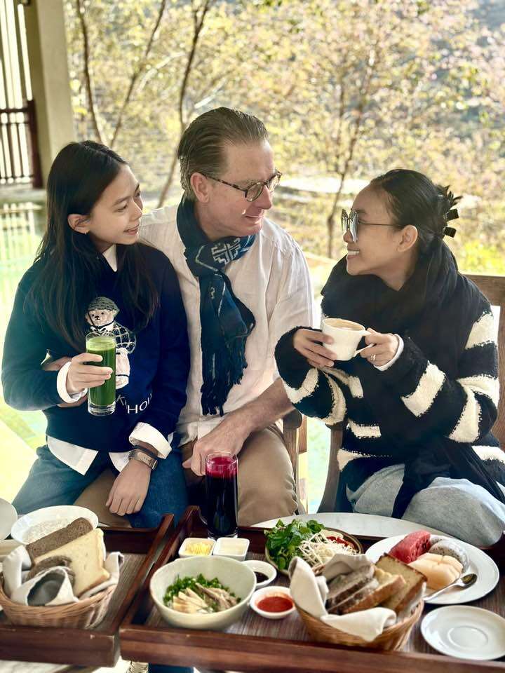 Sao Việt 24h: 3 con Khánh Thi chuẩn amp;#34;con nhà nòiamp;#34; khi nhún nhảy theo nhạc remix, cô út 3 tuổi amp;#34;quẩyamp;#34; không kém anh chị - 7