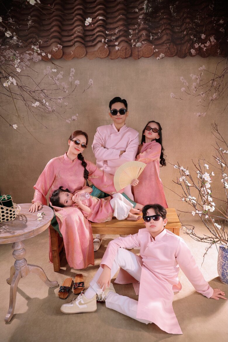 Ba con nhà Khánh Thi - Phan Hiển chuẩn “con nhà nòi” khi từ nhỏ đã bộc lộ năng khiếu với nhảy nhót.