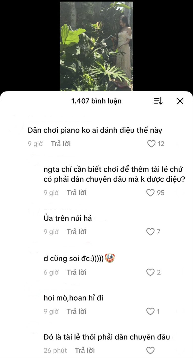 Lọ Lem bị soi phong cách đánh đàn.