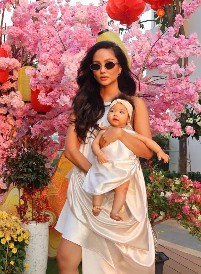 Cô bé Harley thừa hưởng đôi chân dài giống mẹ.