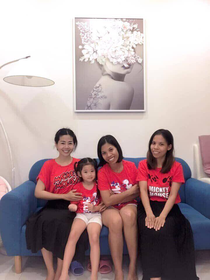Mai Phương (ngoài cùng bên trái) chụp ảnh cùng con gái và 2 bảo mẫu.