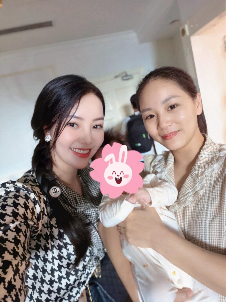 Từ khi ra đời, con gái Thụy Vân đã được mẹ thuê y sĩ tốt nghiệp ngành y để làm bảo mẫu.