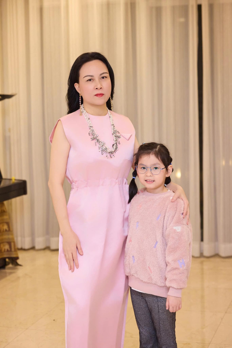 Doanh nhân Phượng Chanel và con gái Sumi.