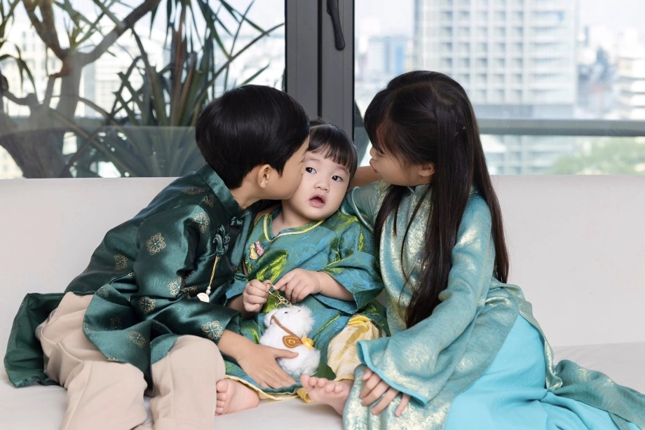 3 con của Hoa hậu Đặng Thu Thảo khoe khoảnh khắc thân thiết.