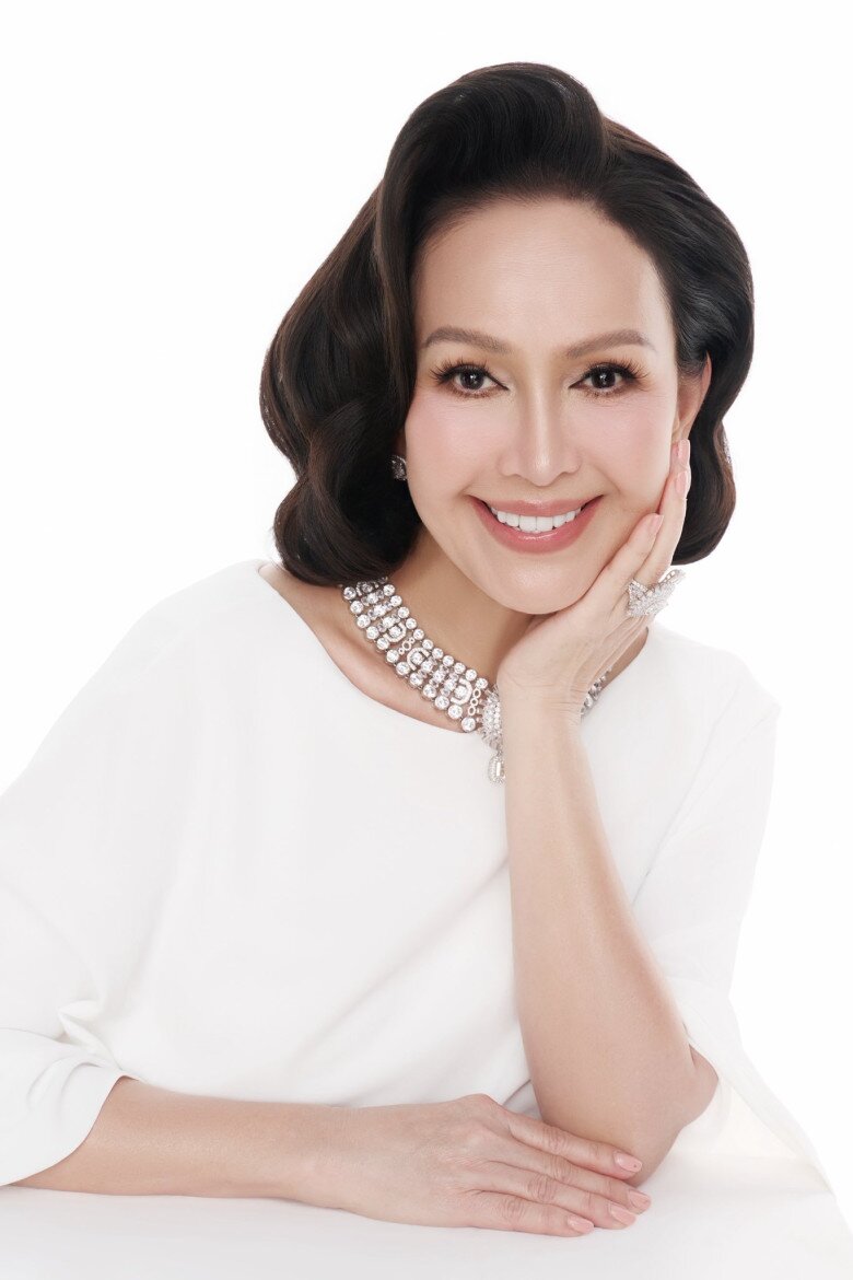 Nữ diễn viên ngày càng xinh đẹp và quý phái.